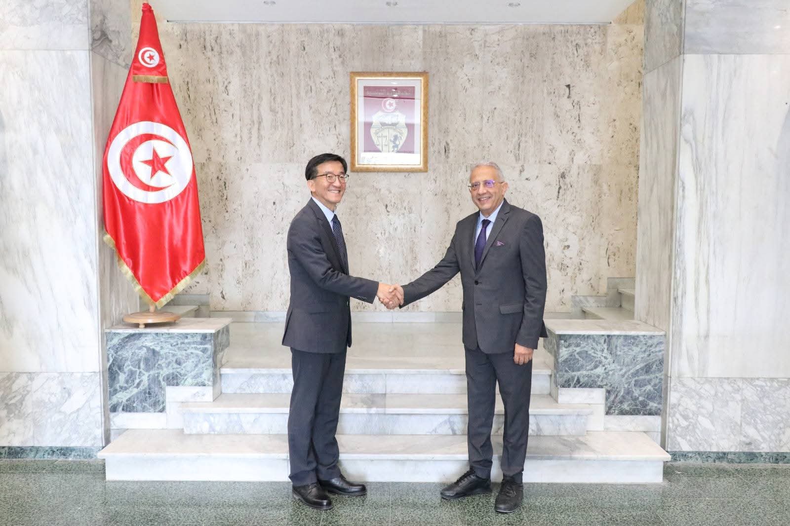 L’Ambassadeur Lee Tae-won a rencontré, le lundi 11 août, M. Mustapha Ferjani, Ministre tunisien de la Santé publique